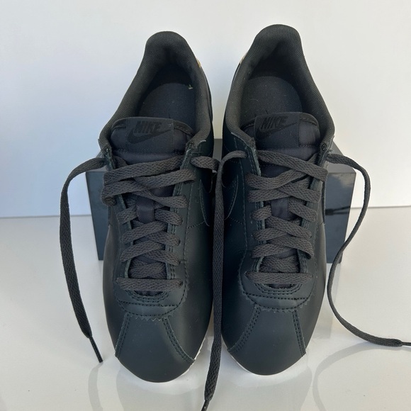 WOMEN’S BLACK NIKE CORTEZ 72 CLASSIC SNEAKERS. Size 8 - Picture 3 of 5